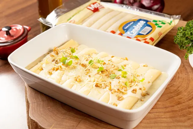 Canelone gratinado em travessa branca